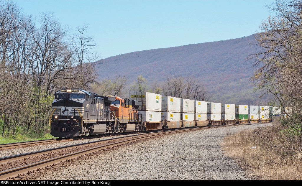 NS 4363 leads westbound stacks around Mexico Curve